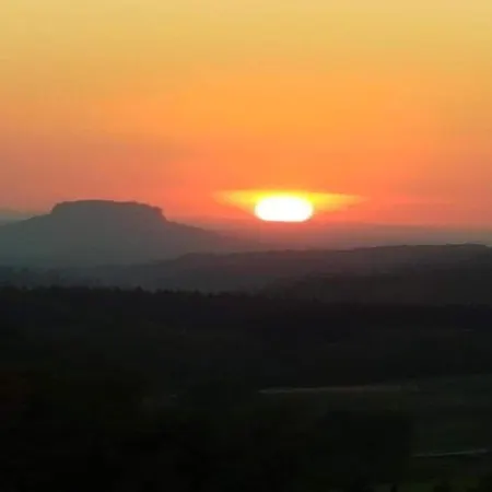 Roomy In With Pond شقة