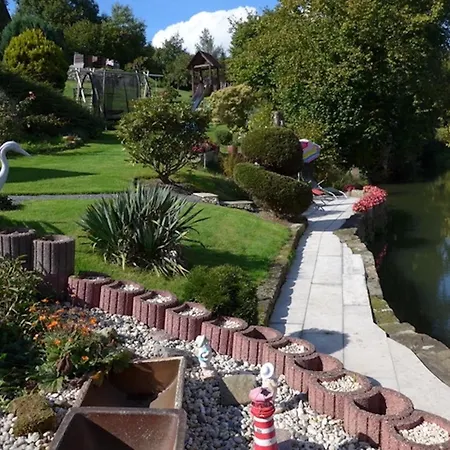 شقة Roomy In With Pond