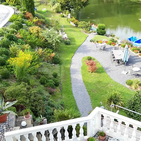 Roomy In With Pond *