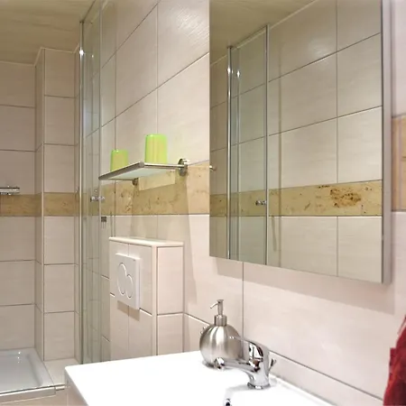 Roomy In With Pond Apartment *