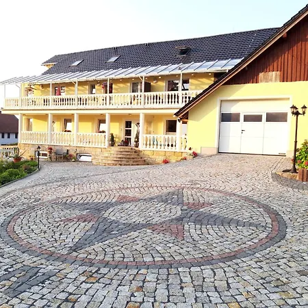 Mit Teich In * Lichtenhain (Sebnitz)