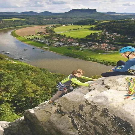 Roomy In With Pond Apartment *