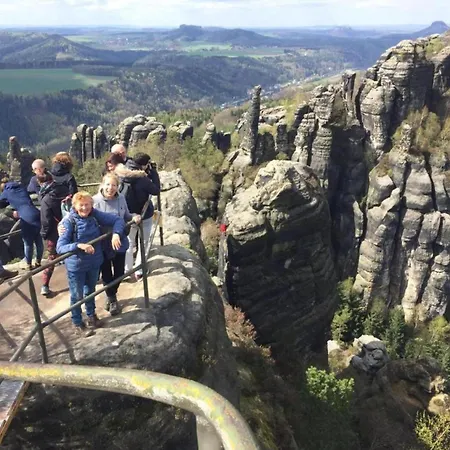 Roomy In With Pond Apartment *