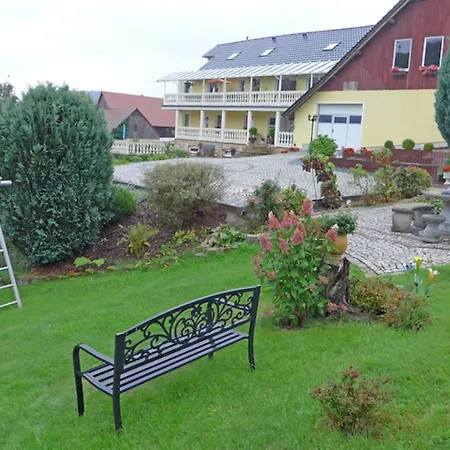 Mit Teich In Lichtenhain (Sebnitz)