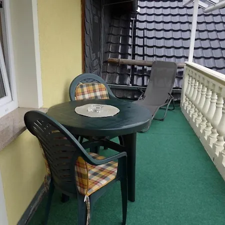 Roomy In With Pond *