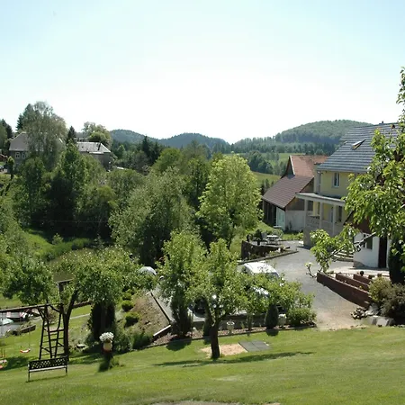 Mit Teich In Lichtenhain (Sebnitz)